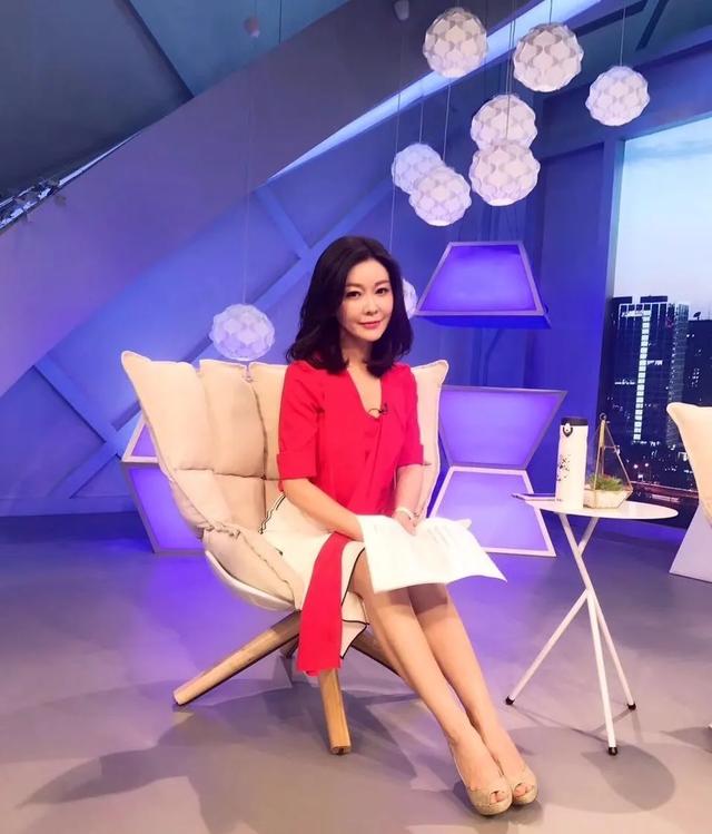 还记得《交换空间》的女主持人王小骞吗?离开央视后她怎样了?