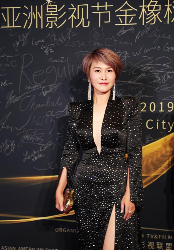 51岁王茜风采依旧,穿深v长裙搭裸色内衣,高叉下摆尽秀妩媚风情