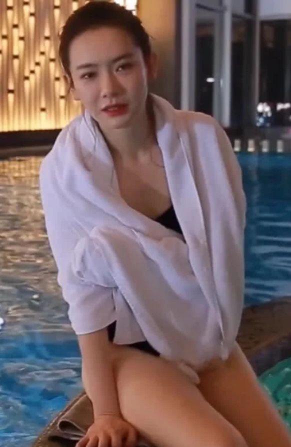 戚薇生理期还坚持下水游泳看到她泳裤的颜色后女生们瞬间明白