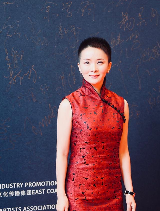 泼辣"李香秀"谢兰,一袭开叉旗袍温婉端庄,配上寸头短发好大气