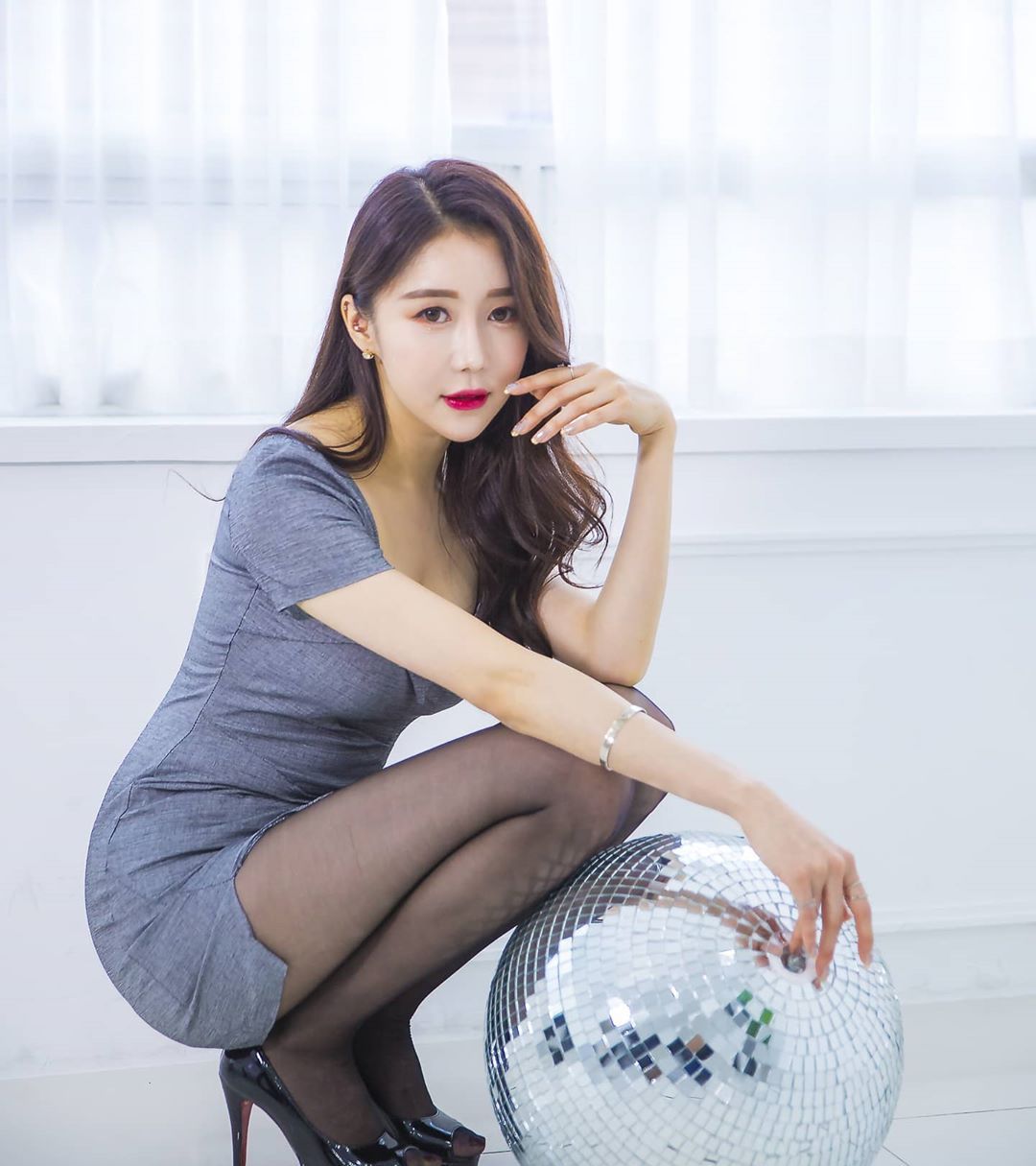 模特闵蔡允的灰裙与黑丝