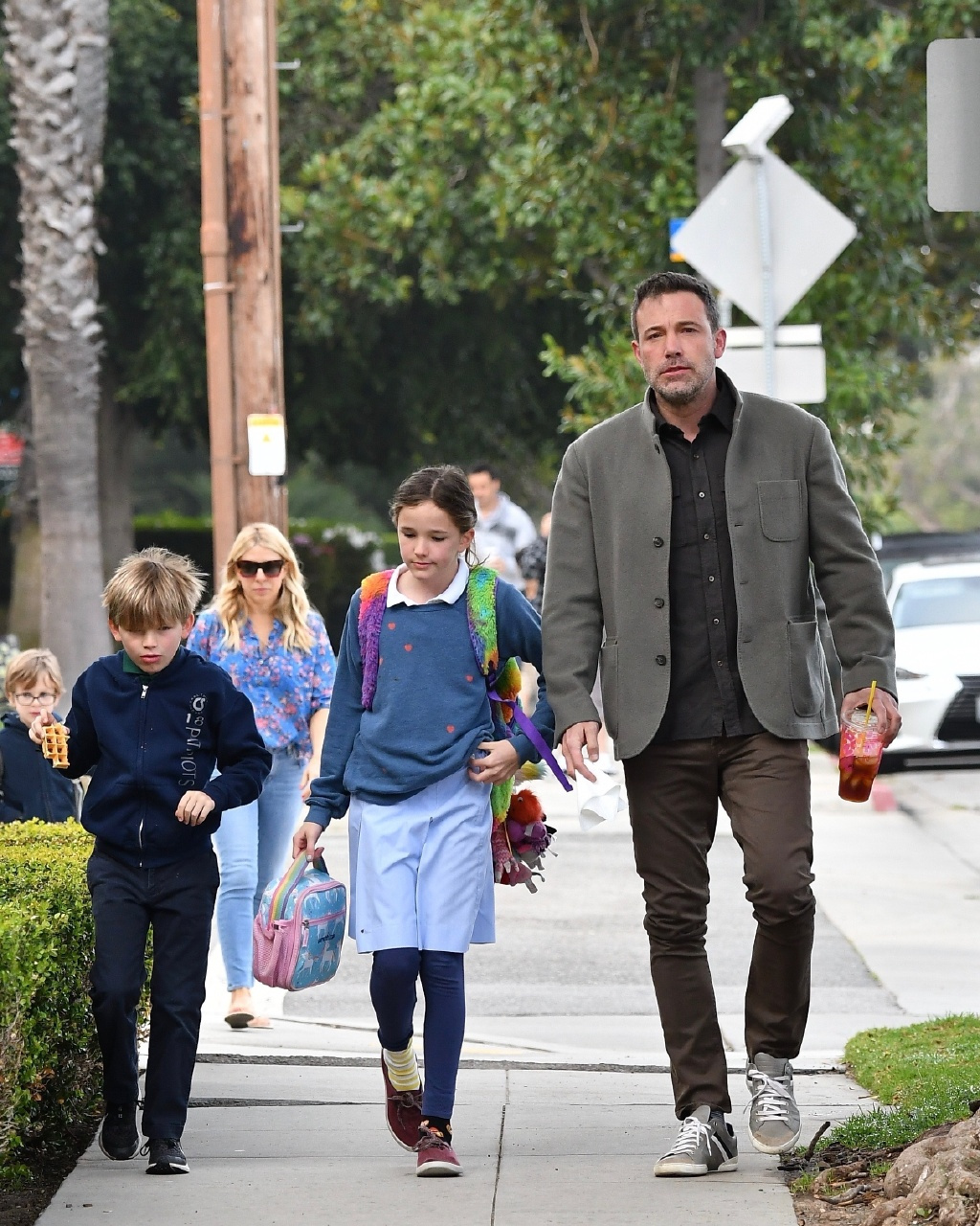 "蝙蝠侠"本·阿弗莱克带孩子上学!女儿无比可爱,儿子颜值正太