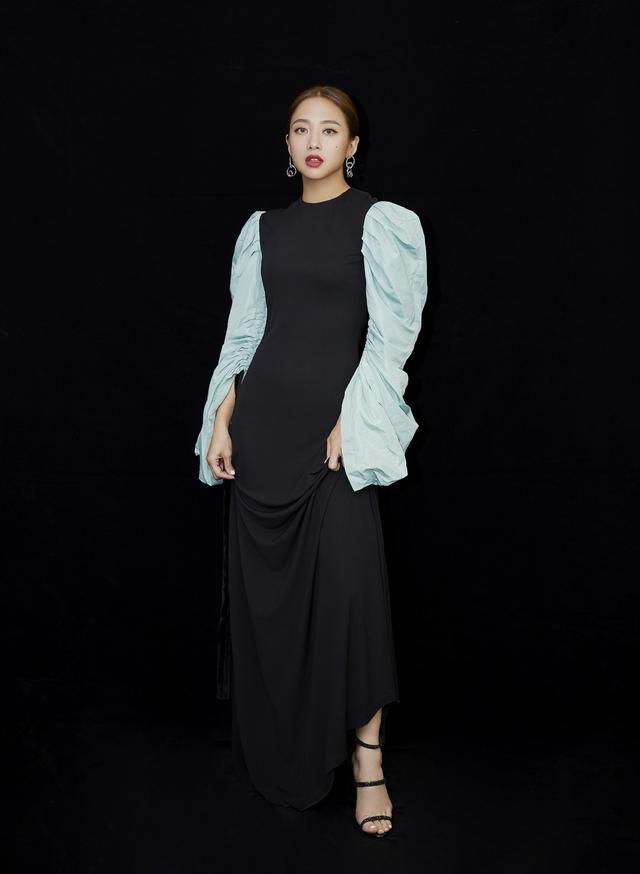 遭韩国公司解约被何炅捧红,今穿针织衫黑色皮裙,30岁活力十足