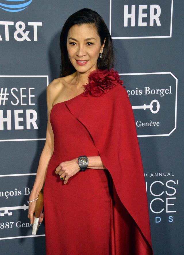 杨紫琼越老越有魅力,穿红色斜肩连衣裙亮相,骨感身材真有高级感