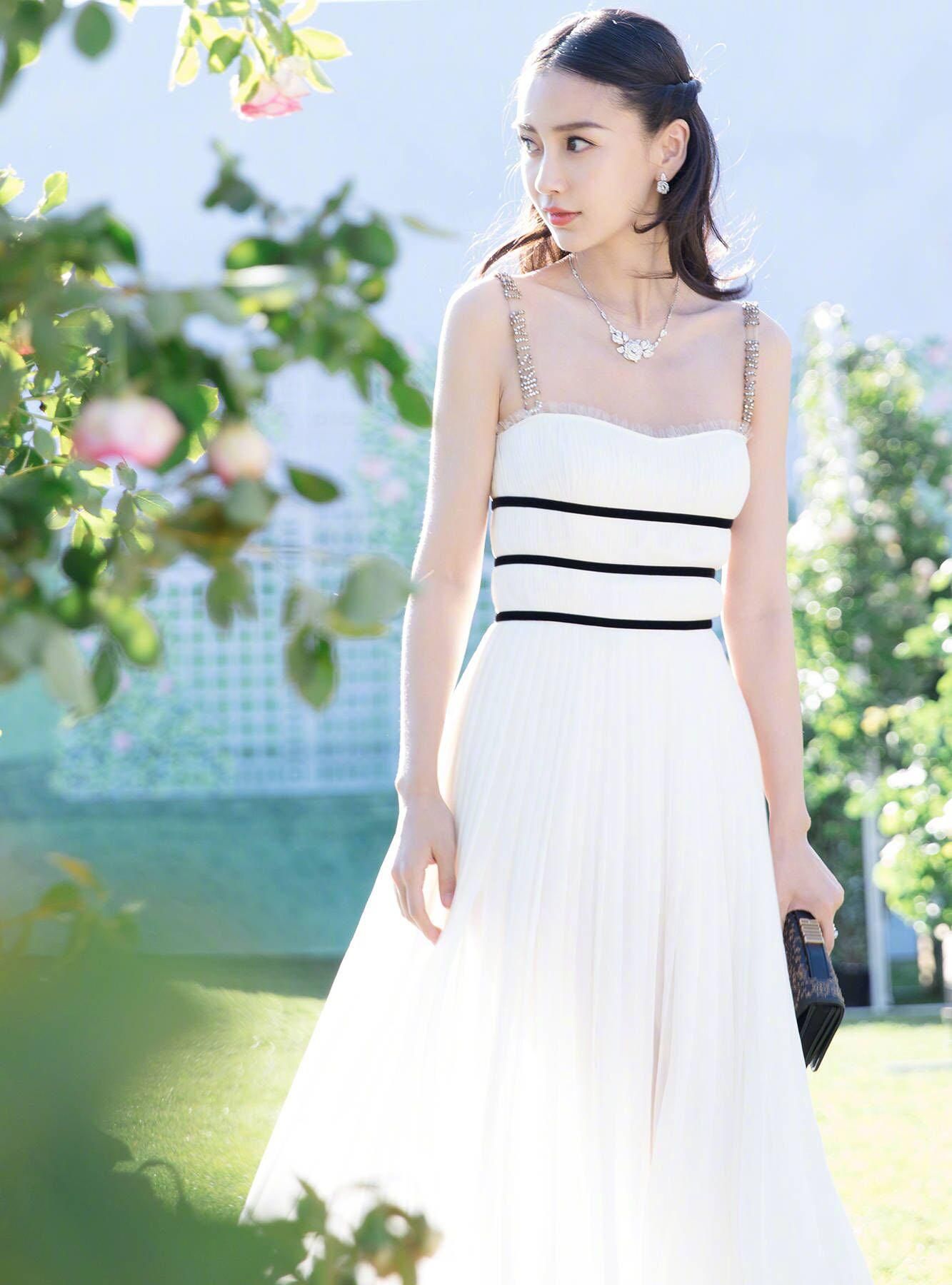 杨颖身材太瘦,吊带连衣裙穿搭收腰设计亮眼了,网友:是泳圈吗