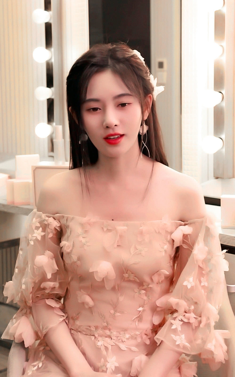 鞠婧祎身穿粉色礼服彰显甜蜜少女气息小鞠永远是甜的新昵称蜜鞠