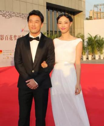 其实王耀庆和妻子两人从小学到高中都是同学关系哦,到了大学才分开