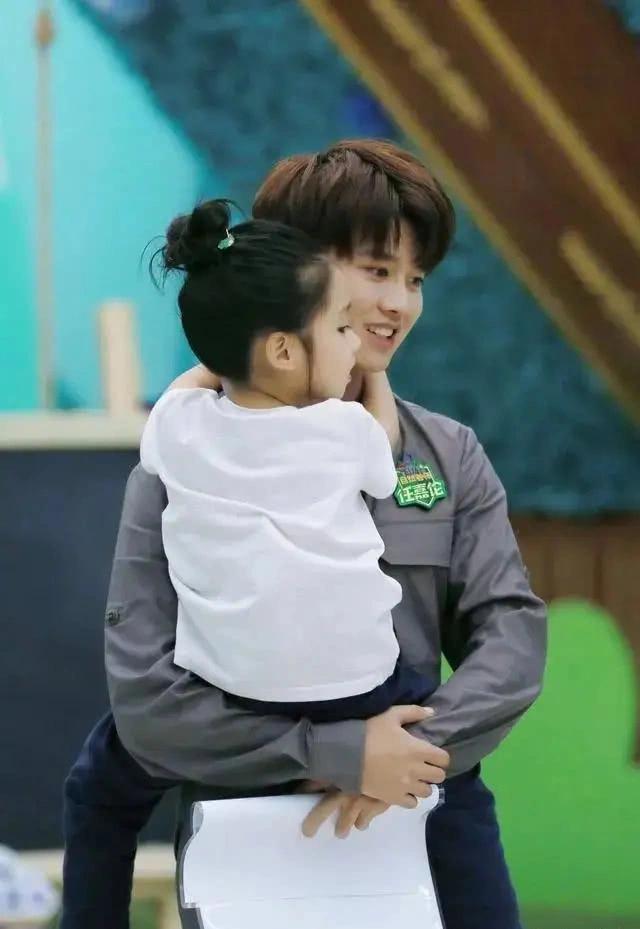 想念《锦衣之下》的第n天,分享任嘉伦带孩子的照片给大家