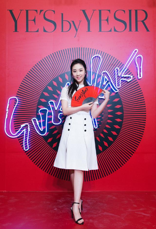 青春女神葛施敏身穿衬衫搭配格纹半裙甜美知性筷子腿格外吸睛