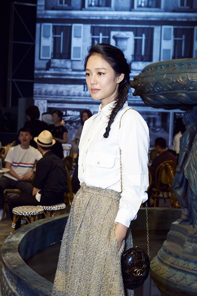 周韵侧脸太像巩俐,衬衫配麻花辫美回初恋脸,老公姜文太有福气