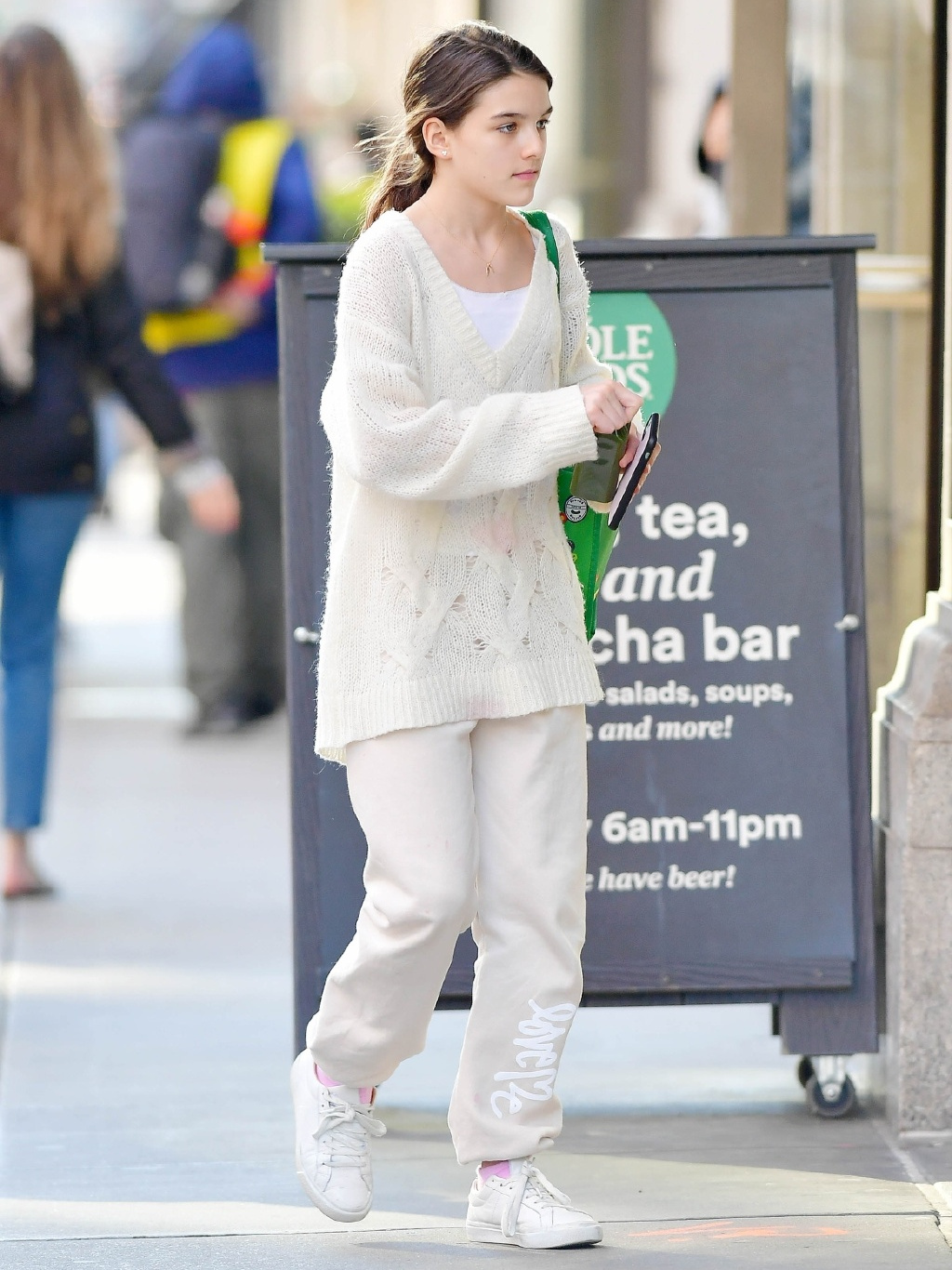 14岁三公主小苏瑞现身街头!长相酷似阿汤哥,充满邻家女孩气质