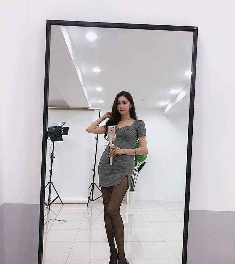 模特闵蔡允的灰裙与黑丝