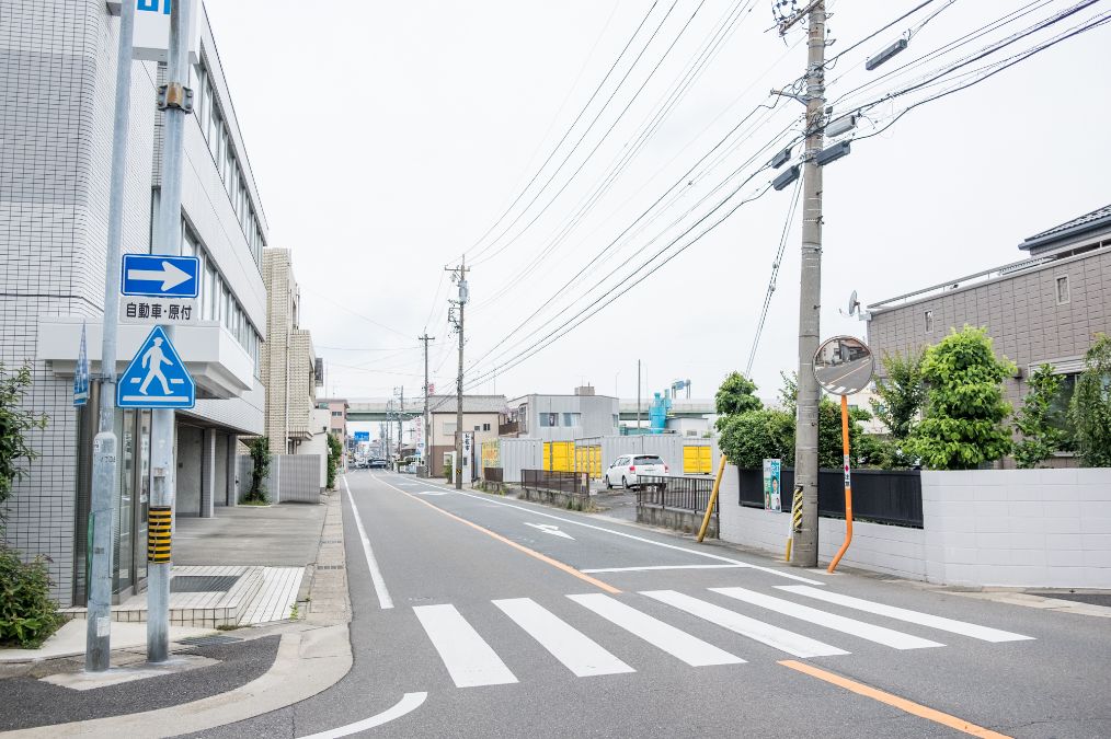 日本街头实拍电线杆密密麻麻毫不整洁却是城市发展的直接证据