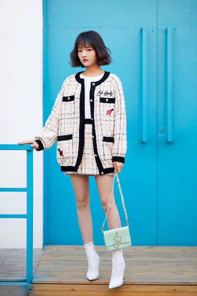 她出道即为女主角,今穿刺绣套装裙搭白t出镜,依旧是少女的模样