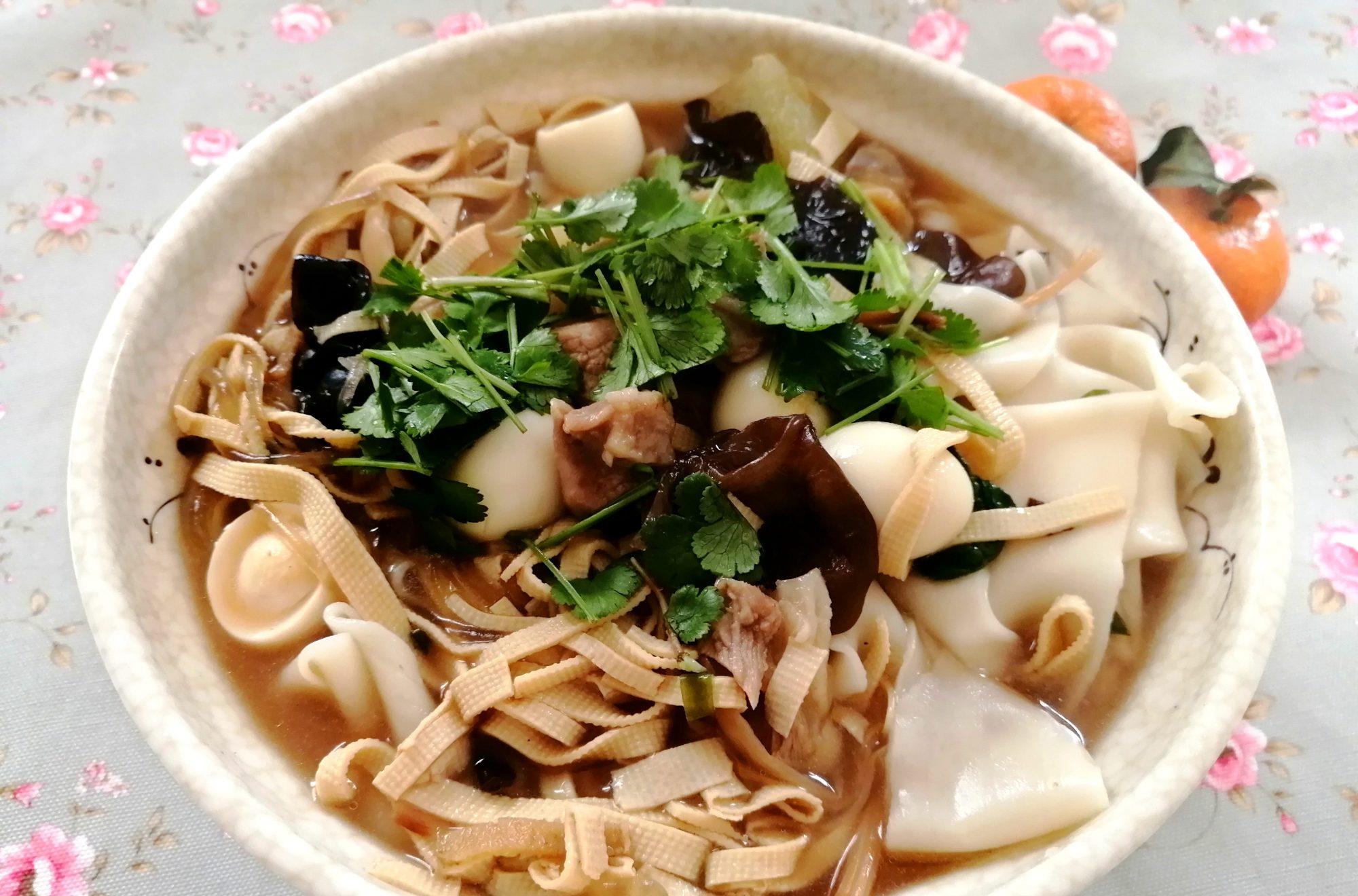 作为吃面大省,最能代表河南面食的恐怕要数那碗香喷喷的烩面了.