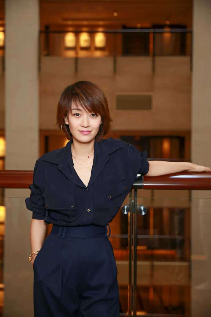 马伊琍终于换发型,齐耳短发搭配藏蓝色衬衫高级精致,女人味十足
