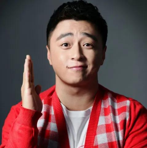 他在《完美关系》中饰演崔英俊,因演技太好被骂惨,老婆是影后