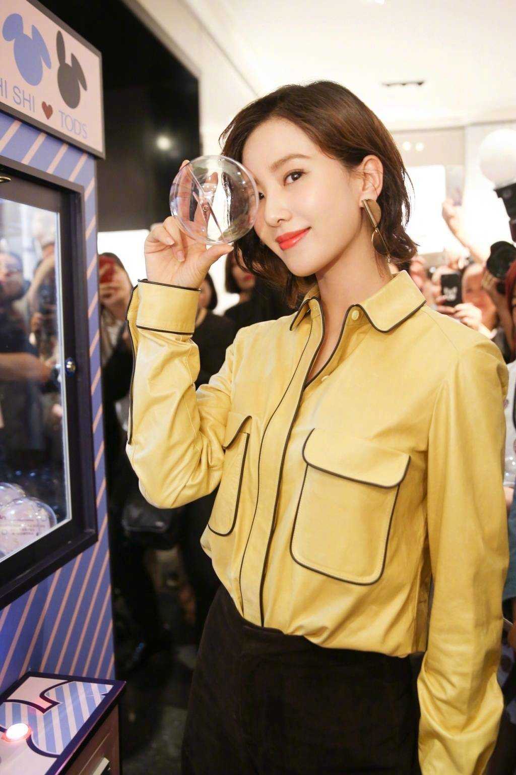 刘诗诗穿姜黄色衬衫搭配阔腿裤干练成熟,气质优雅,美得不可方物