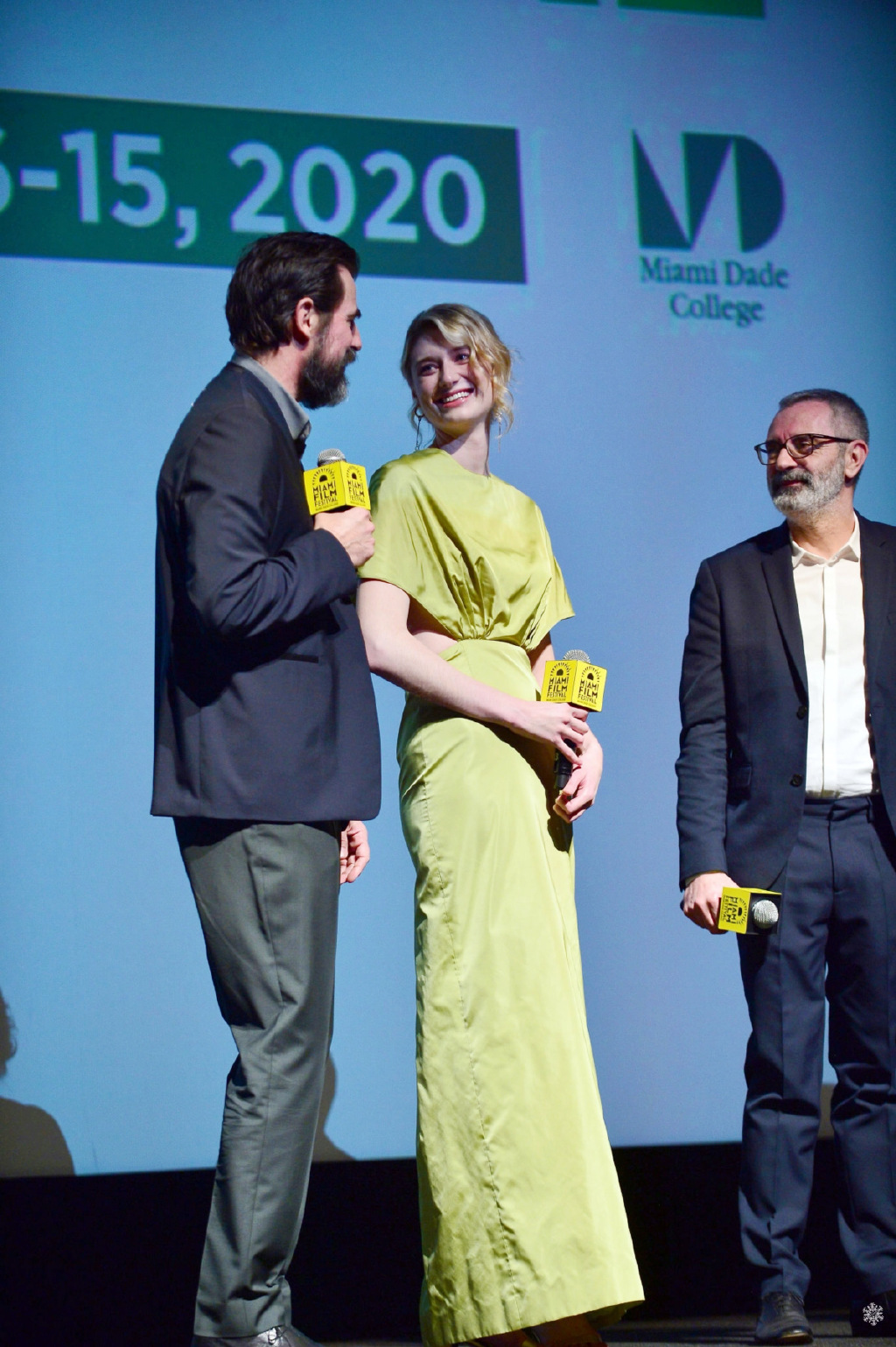 30岁伊丽莎白·德比齐亮相活动!身高190金闪闪女王,人美气场强