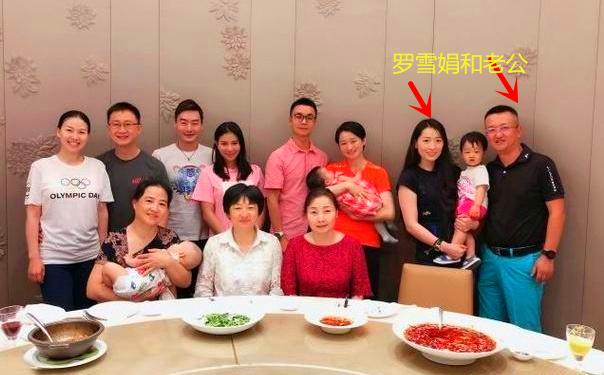 据了解,这位幸运娶到奥运冠军的男士名叫齐强,他和罗雪娟通过打高尔夫