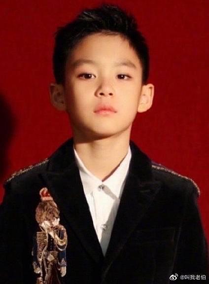 王艳儿子长大抽条了五官优越有点像陈飞宇但曹颖儿子眼神赢了