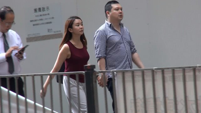 赵世曾之子与怀孕女友逛街各种甜蜜 不婚主义的男方也甘愿结婚