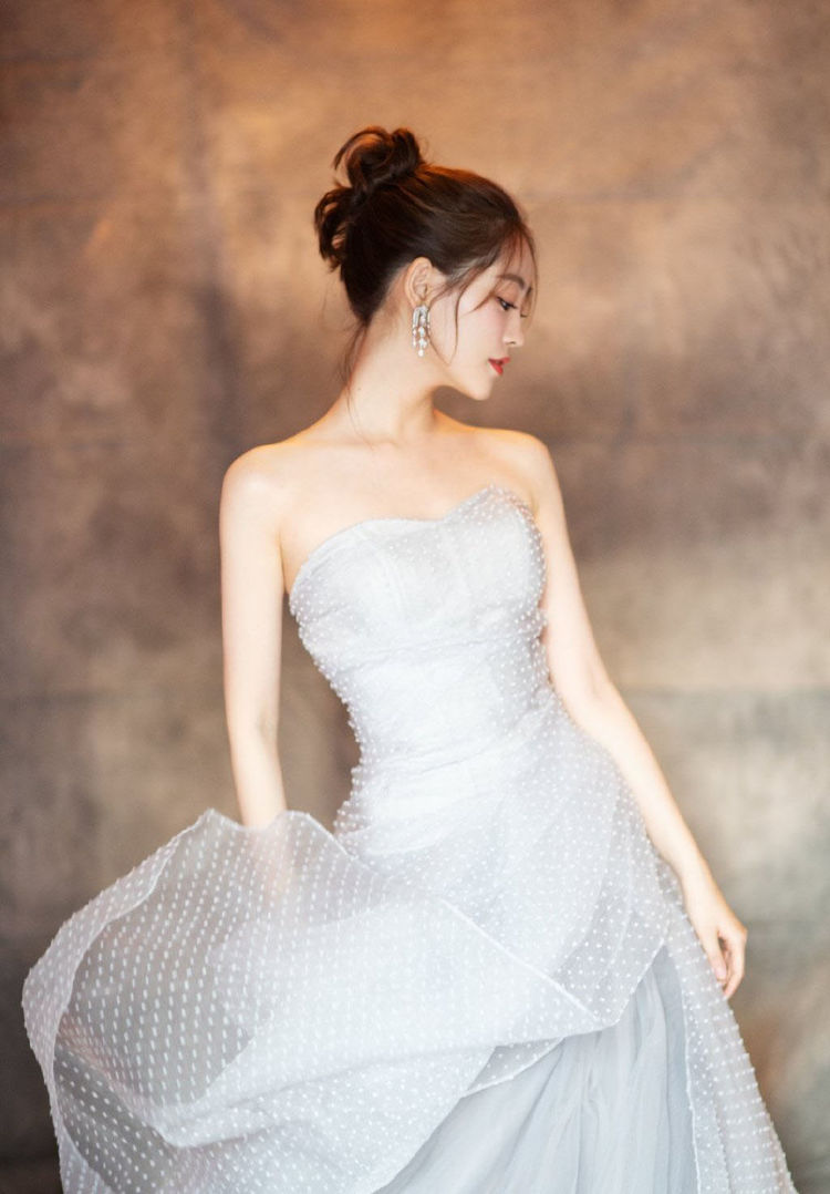 她曾因美貌上韩网热搜,今穿浅黄层叠裙出镜,温柔小姐姐既视感