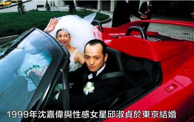 沈嘉伟超浪漫昔日自己开敞篷车载新娘邱淑贞开心向人打招呼