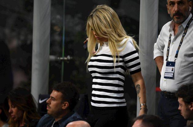 作词家:旺达曾想当歌手还让我给她写歌,但是没给我报酬