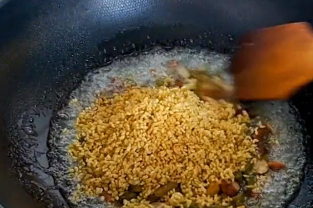 特殊时期不能出去买零食,教你在家用大米做美味,香甜酥脆真及时