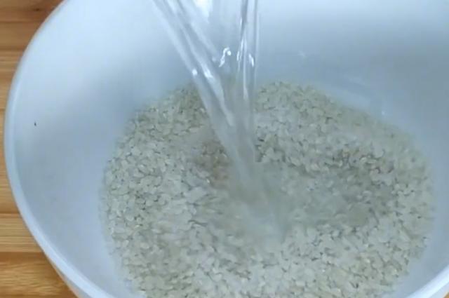 特殊时期不能出去买零食,教你在家用大米做美味,香甜酥脆真及时