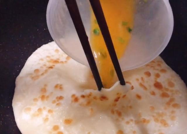 5元一个的鸡蛋灌饼做法真简单记住2点个个鼓大泡一次成功