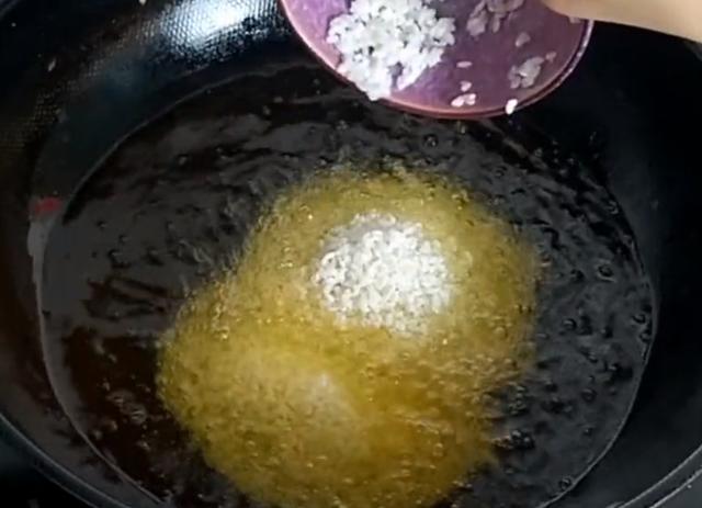 特殊时期不能出去买零食,教你在家用大米做美味,香甜酥脆真及时