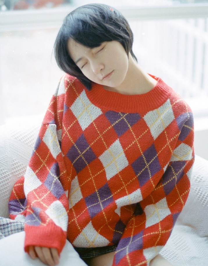 诸葛大力沙发上拍写真,当镜头扫到腿的一刻,确定25岁?