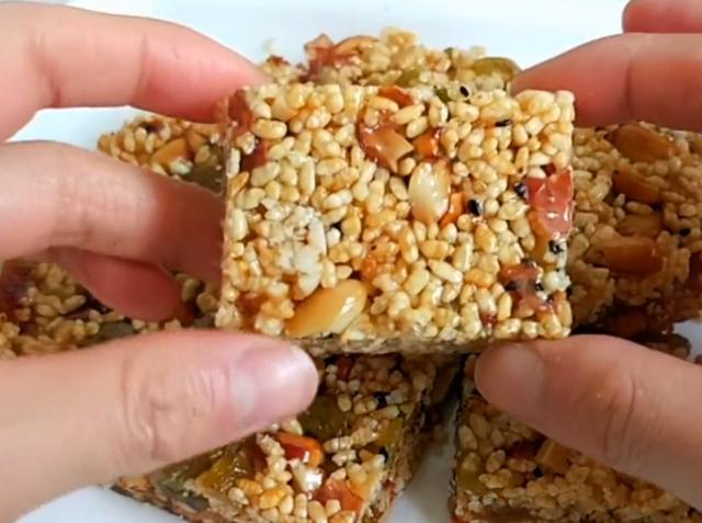 特殊时期不能出去买零食,教你在家用大米做美味,香甜酥脆真及时