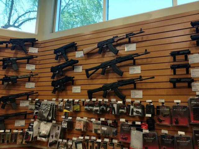 美国疫情爆发,美国枪店老板:华人顾客占90%,华人狂买一种枪