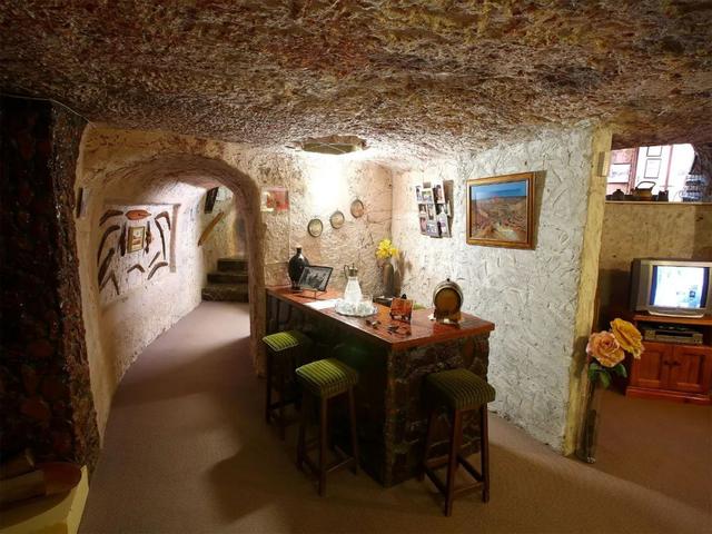 澳洲小镇千人居住地下城,地下55英尺建教堂,真正的与世隔绝!