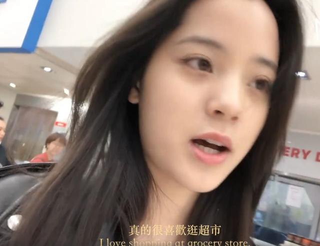 欧阳娜娜超市去购物,看清她买了啥东西,看出明星私底真实消费