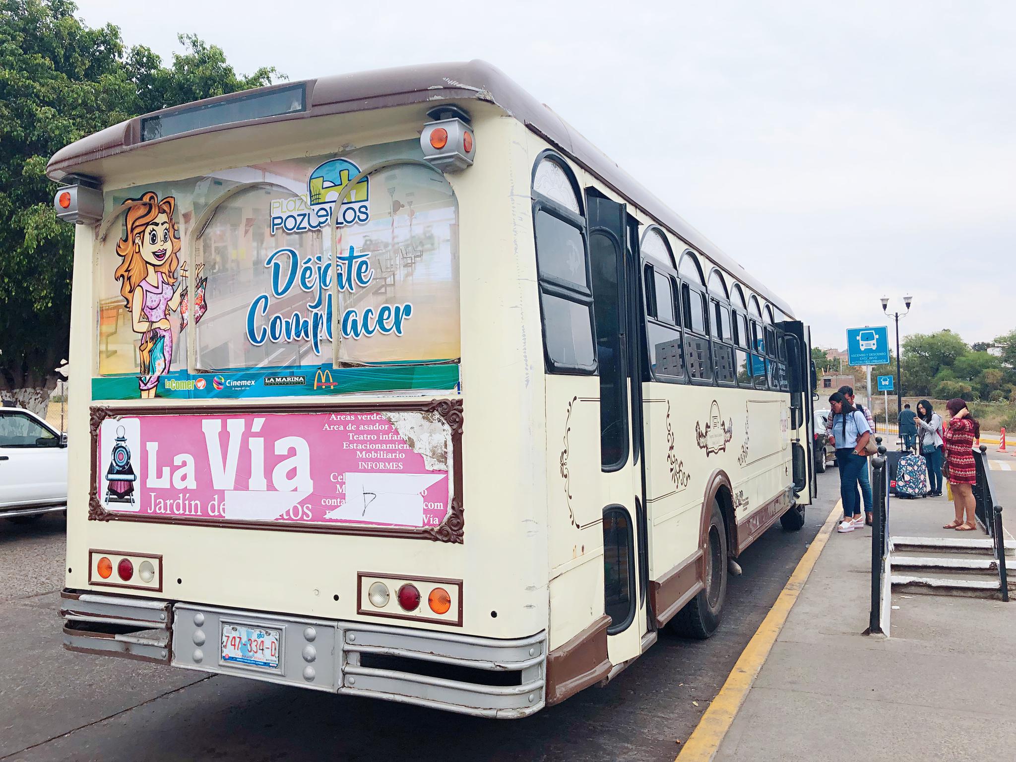 墨西哥豪华大巴,堪比飞机商务舱,还有免费零食饮料,游客抢着坐