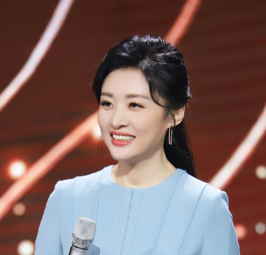 52岁周涛依旧女神,耳环小细节有玄机,点评话术都是教科书!