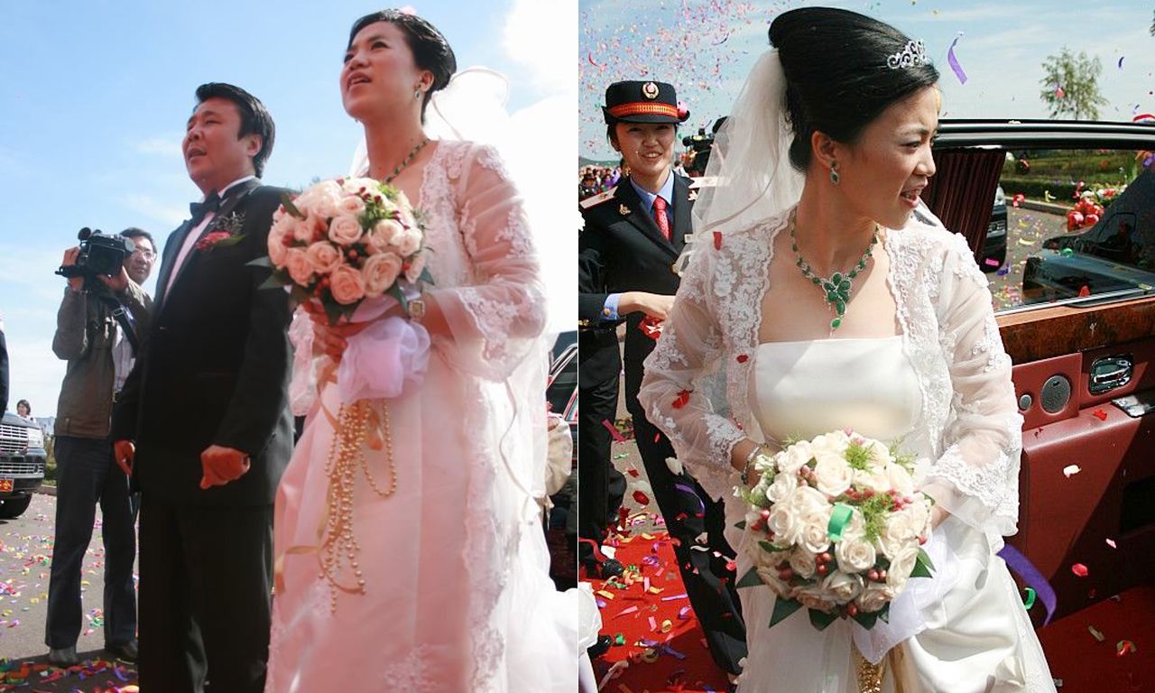 此外,跳水女皇伏明霞如今也是阔太人生,大自己26岁的丈夫梁锦松,是