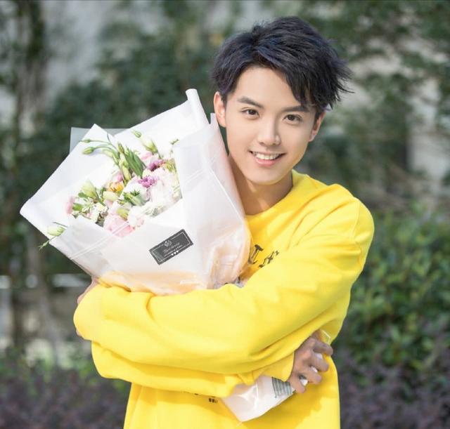 18岁公开恋情,20岁订婚,22岁结婚,却从未有谁见过他老婆