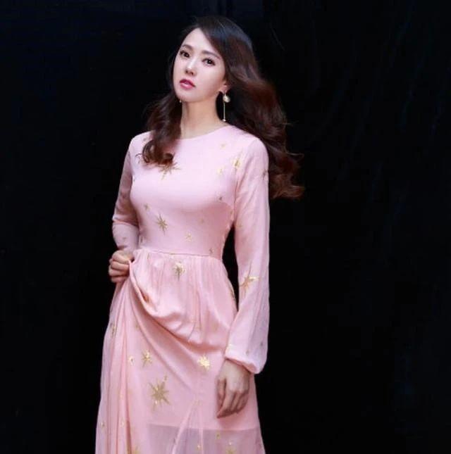 伊能静真是不服老,穿透视装大秀"蜜桃"曲线,51岁有料又敢穿