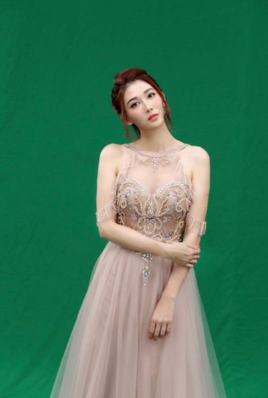 李彩桦时尚品味开挂,牛仔背带裤里面只穿运动背心,超减龄又洋气