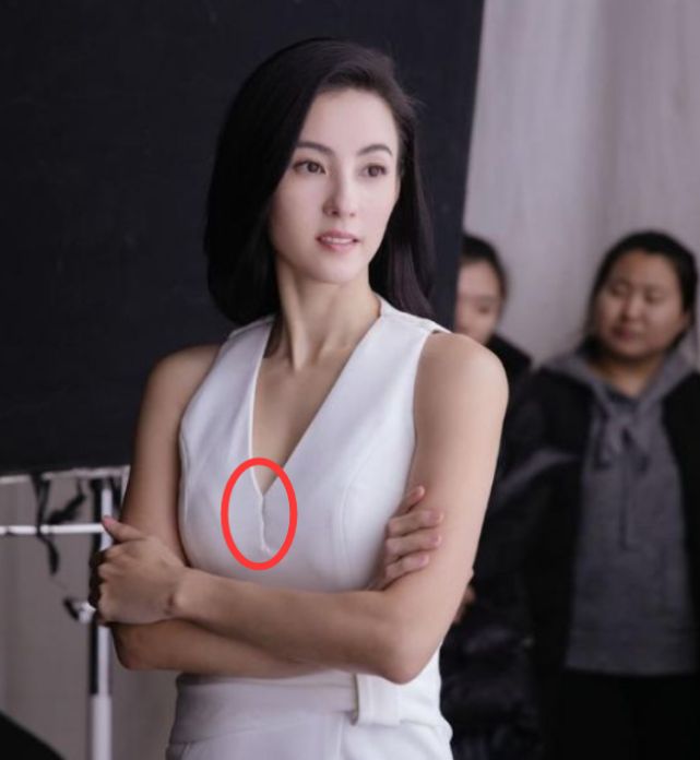 张柏芝穿低领裙拍大片40岁身材不输少女可惜修图痕迹太明显