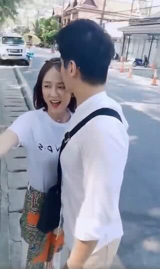 超感动艾伦为讨陈乔恩欢心用钻一颗颗黏上去拼成她的自画像