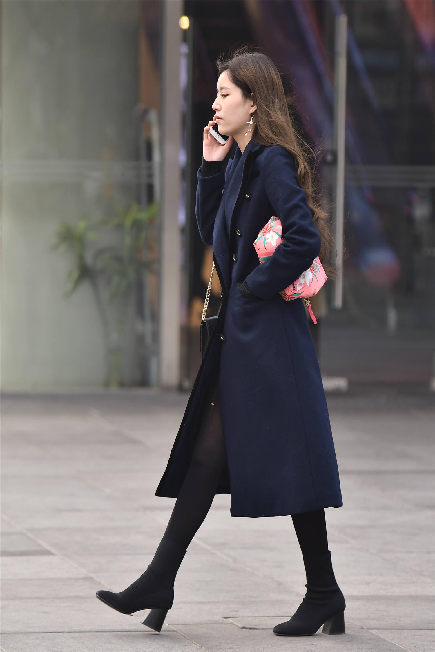 风衣搭配出显瘦的效果,紧身裤搭配高跟短靴,时尚姑娘真会搭配