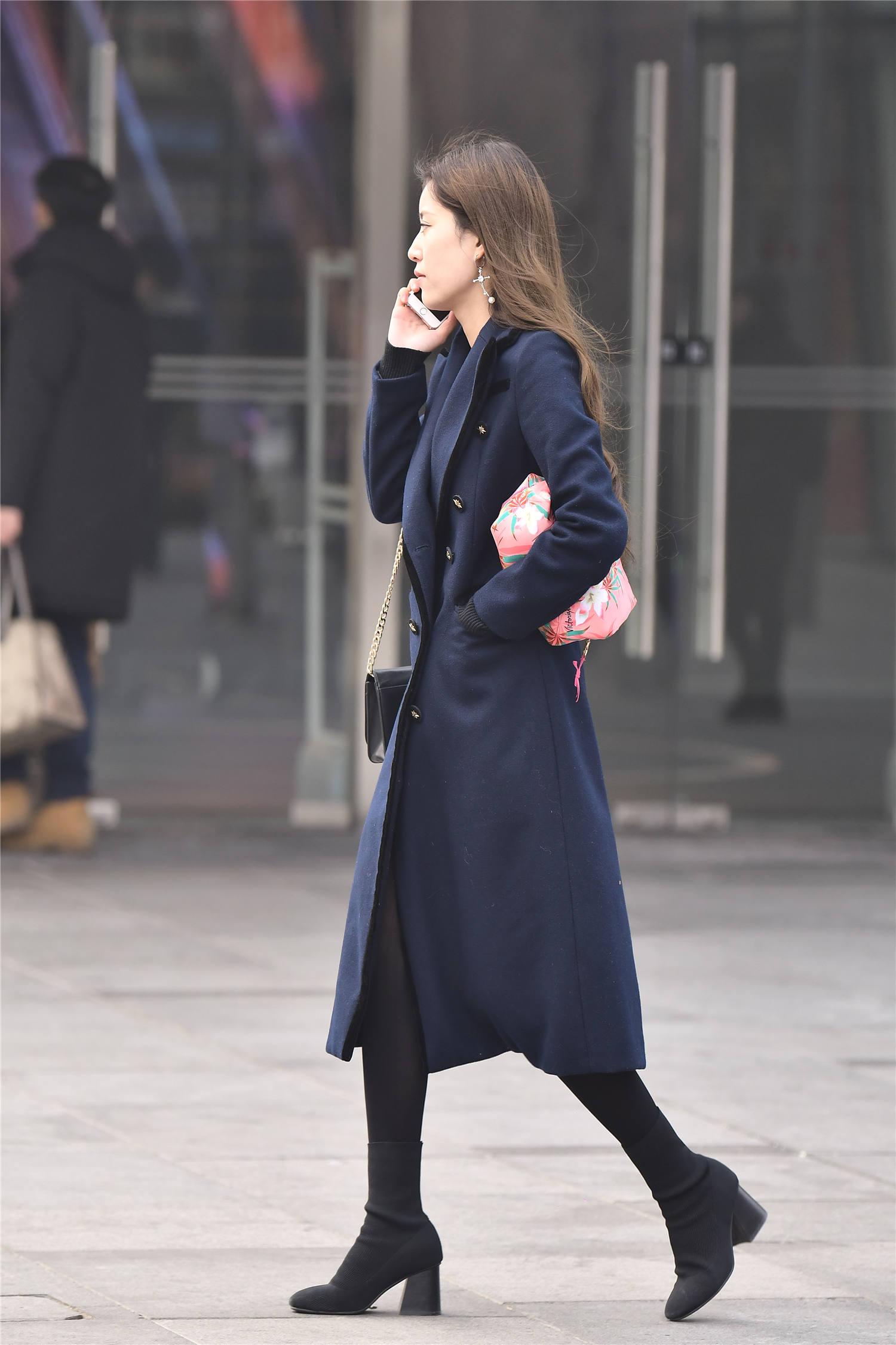 风衣搭配出显瘦的效果,紧身裤搭配高跟短靴,时尚姑娘真会搭配