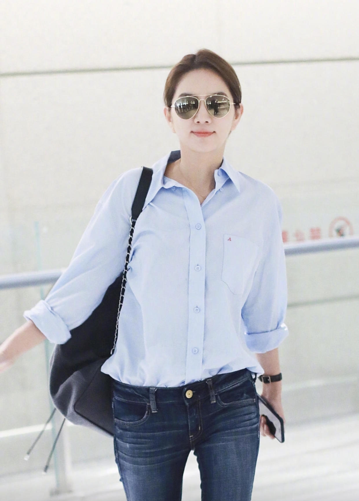 陈嘉桦越来越有女人味!蓝色衬衫搭配牛仔裤清爽简约,随性舒适