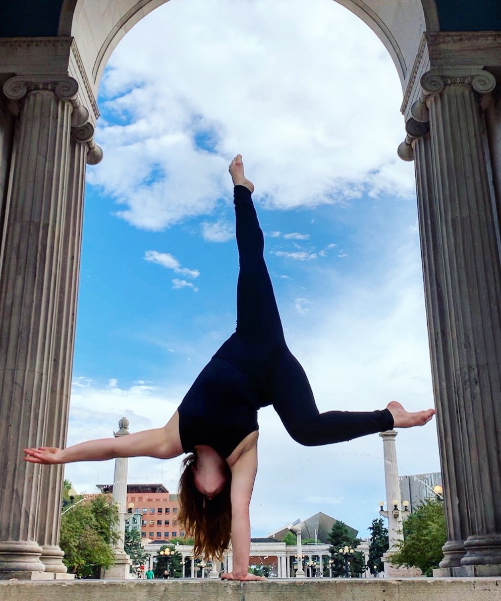 乖乖女徐佳莹亮相演唱会流苏卫衣休闲又时尚身材比例不要太好